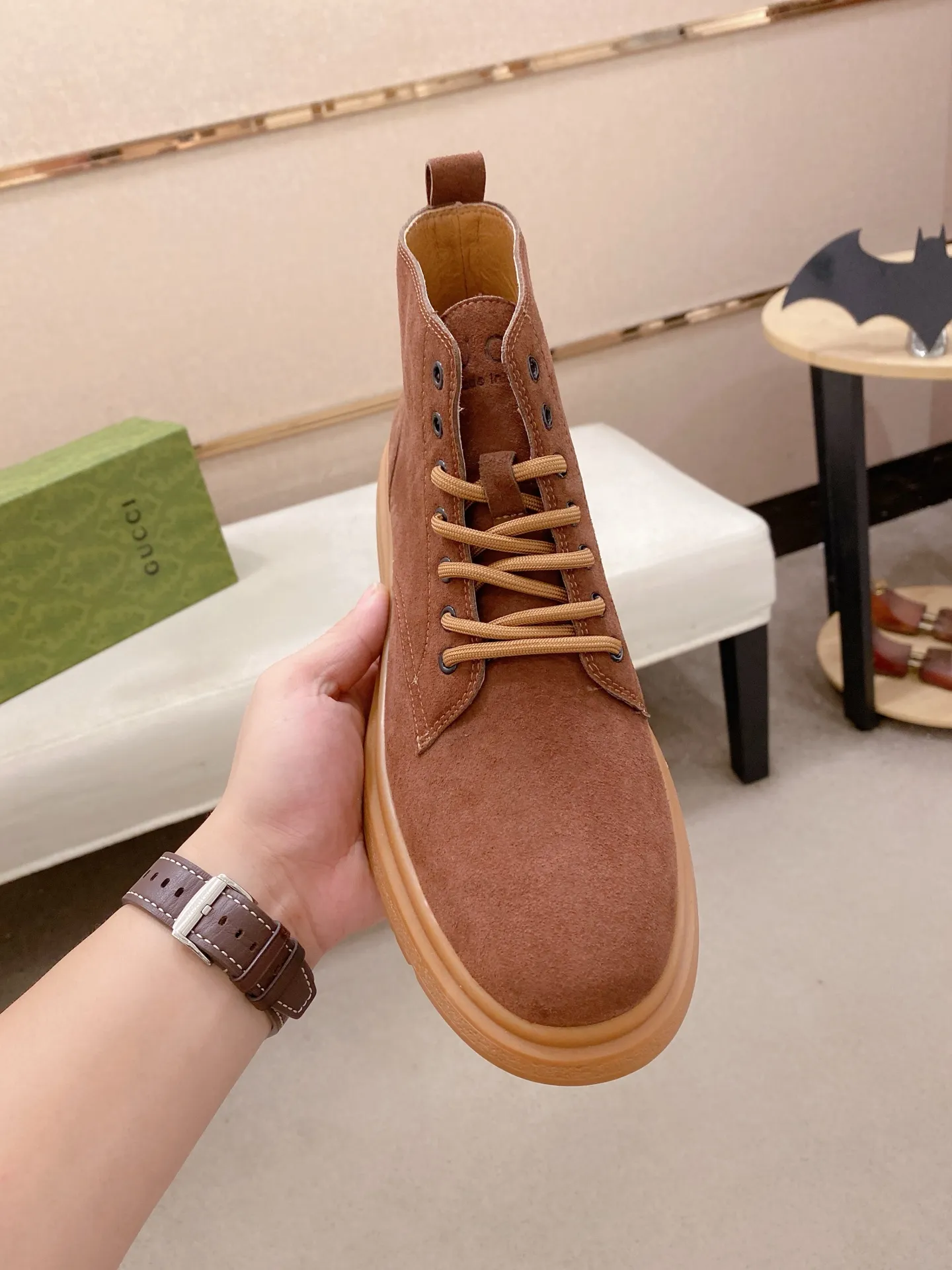 Men's shoes💰 440💰 Leather and velvet lining optional! The new high-top GUCCI counters are on the market at the same time. The new men's shoes and 😘fabric are selected from imported cowhide. The lining: leather lining and plush lining are optional. 👍🏿 High-end ☄️ air-cushion molded anti-slip rubber outsole, exquisite lines, simple and elegant, comfortable and high-end for leisure travel. Code number: 38 to 44 (45 can be customized and cannot be returned or exchanged)